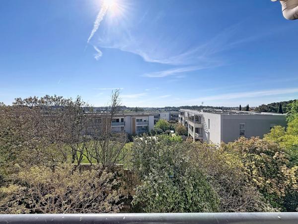 T2 lumineux avec vue dégagée, loggia et parking