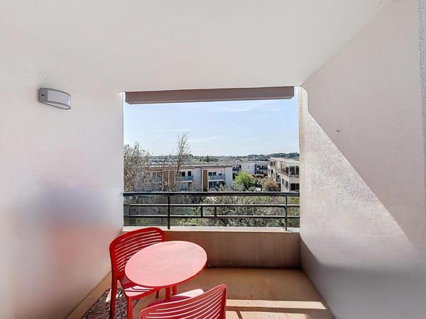 T2 lumineux avec vue dégagée, loggia et parking