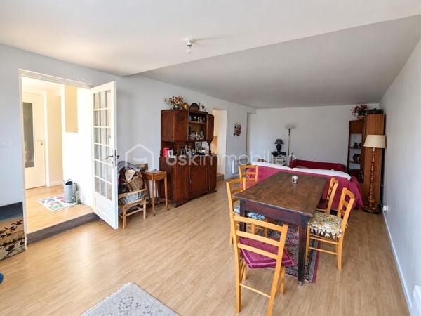 Découvrez cette maison bien entretenue de 143 m² habitables, édifiée sur une parcelle de 209 m² et divisée en deux appartements indépendants de type 3, de 74 m² et 69 m².

Au rez-de-chaussée – Appartement T3 de 74 m²
Il se compose d'un salon/séjour, d'une cuisine aménagée indépendante, d'un bureau avec placard intégré, de deux chambres, d'une salle d'eau et d'un WC.
Le logement est actuellement loué 600 €/mois. La locataire apprécie les lieux et souhaite s'y projeter à long terme.

À l'étage – Appartement T3 de 69 m²
Il comprend une pièce de vie avec cuisine aménagée ouverte sur le salon/salle à manger, deux chambres dont une avec placard, une salle d'eau et un couloir avec rangements.
La pièce de vie donne accès à une terrasse carrelée d'environ 20 m², grâce à deux portes-fenêtres.
Le logement est actuellement libre, mais était précédemment loué 600 €/mois.

📈 Rendement net après taxe foncière : environ 8,4 %
Calculé sur le prix d'acquisition + frais de notaire, sur la base de deux logements loués 600 €/mois chacun, soit 1 200 € de loyers mensuels, et d'une taxe foncière de 1 200 €/an.

Les + du bien

• Aucune charge de copropriété : entrées indépendantes et chauffages individuels
• Pas de travaux à prévoir
• Tout-à-l'égout
• Cour gravillonnée avec stationnements
• Terrasse d'environ 20 m²
• Double vitrage, sauf une fenêtre
• Isolation des combles récente
• VMC
• DPE : D
• Parc arboré longeant la Vienne à seulement 3 minutes à pied

📩 Vous souhaitez plus d'informations, visiter le bien?  Contactez-moi.