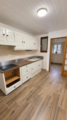 Découvrez cette maison bien entretenue de 143 m² habitables, édifiée sur une parcelle de 209 m² et divisée en deux appartements indépendants de type 3, de 74 m² et 69 m².

Au rez-de-chaussée – Appartement T3 de 74 m²
Il se compose d'un salon/séjour, d'une cuisine aménagée indépendante, d'un bureau avec placard intégré, de deux chambres, d'une salle d'eau et d'un WC.
Le logement est actuellement loué 600 €/mois. La locataire apprécie les lieux et souhaite s'y projeter à long terme.

À l'étage – Appartement T3 de 69 m²
Il comprend une pièce de vie avec cuisine aménagée ouverte sur le salon/salle à manger, deux chambres dont une avec placard, une salle d'eau et un couloir avec rangements.
La pièce de vie donne accès à une terrasse carrelée d'environ 20 m², grâce à deux portes-fenêtres.
Le logement est actuellement libre, mais était précédemment loué 600 €/mois.

📈 Rendement net après taxe foncière : environ 8,4 %
Calculé sur le prix d'acquisition + frais de notaire, sur la base de deux logements loués 600 €/mois chacun, soit 1 200 € de loyers mensuels, et d'une taxe foncière de 1 200 €/an.

Les + du bien

• Aucune charge de copropriété : entrées indépendantes et chauffages individuels
• Pas de travaux à prévoir
• Tout-à-l'égout
• Cour gravillonnée avec stationnements
• Terrasse d'environ 20 m²
• Double vitrage, sauf une fenêtre
• Isolation des combles récente
• VMC
• DPE : D
• Parc arboré longeant la Vienne à seulement 3 minutes à pied

📩 Vous souhaitez plus d'informations, visiter le bien?  Contactez-moi.