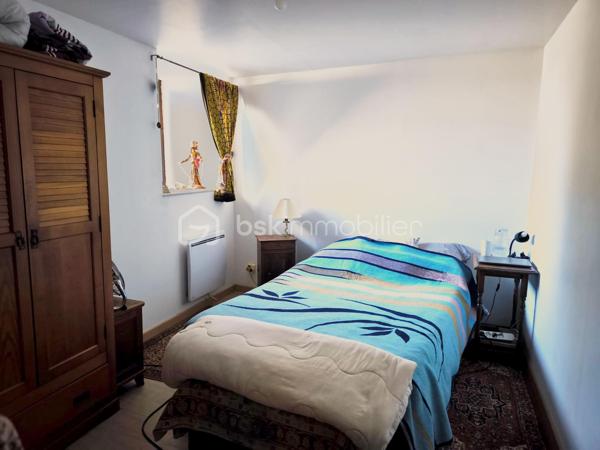 Découvrez cette maison bien entretenue de 143 m² habitables, édifiée sur une parcelle de 209 m² et divisée en deux appartements indépendants de type 3, de 74 m² et 69 m².

Au rez-de-chaussée – Appartement T3 de 74 m²
Il se compose d'un salon/séjour, d'une cuisine aménagée indépendante, d'un bureau avec placard intégré, de deux chambres, d'une salle d'eau et d'un WC.
Le logement est actuellement loué 600 €/mois. La locataire apprécie les lieux et souhaite s'y projeter à long terme.

À l'étage – Appartement T3 de 69 m²
Il comprend une pièce de vie avec cuisine aménagée ouverte sur le salon/salle à manger, deux chambres dont une avec placard, une salle d'eau et un couloir avec rangements.
La pièce de vie donne accès à une terrasse carrelée d'environ 20 m², grâce à deux portes-fenêtres.
Le logement est actuellement libre, mais était précédemment loué 600 €/mois.

📈 Rendement net après taxe foncière : environ 8,4 %
Calculé sur le prix d'acquisition + frais de notaire, sur la base de deux logements loués 600 €/mois chacun, soit 1 200 € de loyers mensuels, et d'une taxe foncière de 1 200 €/an.

Les + du bien

• Aucune charge de copropriété : entrées indépendantes et chauffages individuels
• Pas de travaux à prévoir
• Tout-à-l'égout
• Cour gravillonnée avec stationnements
• Terrasse d'environ 20 m²
• Double vitrage, sauf une fenêtre
• Isolation des combles récente
• VMC
• DPE : D
• Parc arboré longeant la Vienne à seulement 3 minutes à pied

📩 Vous souhaitez plus d'informations, visiter le bien?  Contactez-moi.
