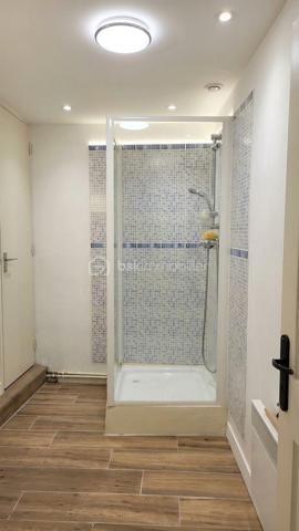 Découvrez cette maison bien entretenue de 143 m² habitables, édifiée sur une parcelle de 209 m² et divisée en deux appartements indépendants de type 3, de 74 m² et 69 m².

Au rez-de-chaussée – Appartement T3 de 74 m²
Il se compose d'un salon/séjour, d'une cuisine aménagée indépendante, d'un bureau avec placard intégré, de deux chambres, d'une salle d'eau et d'un WC.
Le logement est actuellement loué 600 €/mois. La locataire apprécie les lieux et souhaite s'y projeter à long terme.

À l'étage – Appartement T3 de 69 m²
Il comprend une pièce de vie avec cuisine aménagée ouverte sur le salon/salle à manger, deux chambres dont une avec placard, une salle d'eau et un couloir avec rangements.
La pièce de vie donne accès à une terrasse carrelée d'environ 20 m², grâce à deux portes-fenêtres.
Le logement est actuellement libre, mais était précédemment loué 600 €/mois.

📈 Rendement net après taxe foncière : environ 8,4 %
Calculé sur le prix d'acquisition + frais de notaire, sur la base de deux logements loués 600 €/mois chacun, soit 1 200 € de loyers mensuels, et d'une taxe foncière de 1 200 €/an.

Les + du bien

• Aucune charge de copropriété : entrées indépendantes et chauffages individuels
• Pas de travaux à prévoir
• Tout-à-l'égout
• Cour gravillonnée avec stationnements
• Terrasse d'environ 20 m²
• Double vitrage, sauf une fenêtre
• Isolation des combles récente
• VMC
• DPE : D
• Parc arboré longeant la Vienne à seulement 3 minutes à pied

📩 Vous souhaitez plus d'informations, visiter le bien?  Contactez-moi.