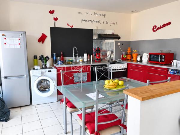 Découvrez cette maison bien entretenue de 143 m² habitables, édifiée sur une parcelle de 209 m² et divisée en deux appartements indépendants de type 3, de 74 m² et 69 m².

Au rez-de-chaussée – Appartement T3 de 74 m²
Il se compose d'un salon/séjour, d'une cuisine aménagée indépendante, d'un bureau avec placard intégré, de deux chambres, d'une salle d'eau et d'un WC.
Le logement est actuellement loué 600 €/mois. La locataire apprécie les lieux et souhaite s'y projeter à long terme.

À l'étage – Appartement T3 de 69 m²
Il comprend une pièce de vie avec cuisine aménagée ouverte sur le salon/salle à manger, deux chambres dont une avec placard, une salle d'eau et un couloir avec rangements.
La pièce de vie donne accès à une terrasse carrelée d'environ 20 m², grâce à deux portes-fenêtres.
Le logement est actuellement libre, mais était précédemment loué 600 €/mois.

📈 Rendement net après taxe foncière : environ 8,4 %
Calculé sur le prix d'acquisition + frais de notaire, sur la base de deux logements loués 600 €/mois chacun, soit 1 200 € de loyers mensuels, et d'une taxe foncière de 1 200 €/an.

Les + du bien

• Aucune charge de copropriété : entrées indépendantes et chauffages individuels
• Pas de travaux à prévoir
• Tout-à-l'égout
• Cour gravillonnée avec stationnements
• Terrasse d'environ 20 m²
• Double vitrage, sauf une fenêtre
• Isolation des combles récente
• VMC
• DPE : D
• Parc arboré longeant la Vienne à seulement 3 minutes à pied

📩 Vous souhaitez plus d'informations, visiter le bien?  Contactez-moi.