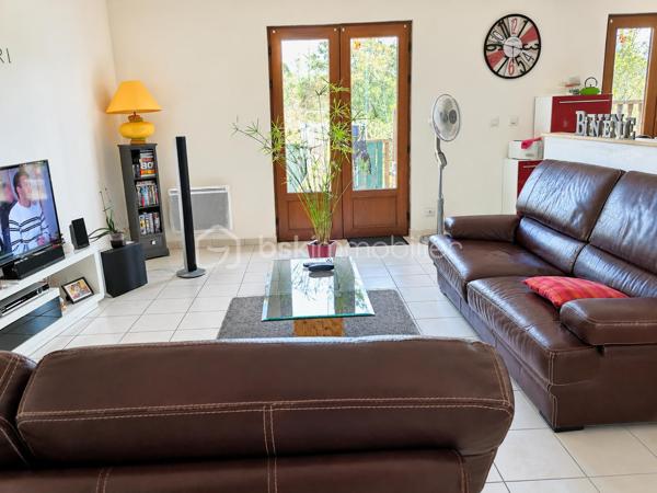 Découvrez cette maison bien entretenue de 143 m² habitables, édifiée sur une parcelle de 209 m² et divisée en deux appartements indépendants de type 3, de 74 m² et 69 m².

Au rez-de-chaussée – Appartement T3 de 74 m²
Il se compose d'un salon/séjour, d'une cuisine aménagée indépendante, d'un bureau avec placard intégré, de deux chambres, d'une salle d'eau et d'un WC.
Le logement est actuellement loué 600 €/mois. La locataire apprécie les lieux et souhaite s'y projeter à long terme.

À l'étage – Appartement T3 de 69 m²
Il comprend une pièce de vie avec cuisine aménagée ouverte sur le salon/salle à manger, deux chambres dont une avec placard, une salle d'eau et un couloir avec rangements.
La pièce de vie donne accès à une terrasse carrelée d'environ 20 m², grâce à deux portes-fenêtres.
Le logement est actuellement libre, mais était précédemment loué 600 €/mois.

📈 Rendement net après taxe foncière : environ 8,4 %
Calculé sur le prix d'acquisition + frais de notaire, sur la base de deux logements loués 600 €/mois chacun, soit 1 200 € de loyers mensuels, et d'une taxe foncière de 1 200 €/an.

Les + du bien

• Aucune charge de copropriété : entrées indépendantes et chauffages individuels
• Pas de travaux à prévoir
• Tout-à-l'égout
• Cour gravillonnée avec stationnements
• Terrasse d'environ 20 m²
• Double vitrage, sauf une fenêtre
• Isolation des combles récente
• VMC
• DPE : D
• Parc arboré longeant la Vienne à seulement 3 minutes à pied

📩 Vous souhaitez plus d'informations, visiter le bien?  Contactez-moi.