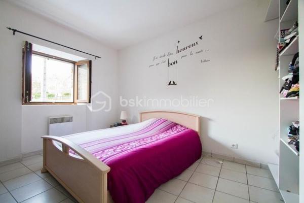 Découvrez cette maison bien entretenue de 143 m² habitables, édifiée sur une parcelle de 209 m² et divisée en deux appartements indépendants de type 3, de 74 m² et 69 m².

Au rez-de-chaussée – Appartement T3 de 74 m²
Il se compose d'un salon/séjour, d'une cuisine aménagée indépendante, d'un bureau avec placard intégré, de deux chambres, d'une salle d'eau et d'un WC.
Le logement est actuellement loué 600 €/mois. La locataire apprécie les lieux et souhaite s'y projeter à long terme.

À l'étage – Appartement T3 de 69 m²
Il comprend une pièce de vie avec cuisine aménagée ouverte sur le salon/salle à manger, deux chambres dont une avec placard, une salle d'eau et un couloir avec rangements.
La pièce de vie donne accès à une terrasse carrelée d'environ 20 m², grâce à deux portes-fenêtres.
Le logement est actuellement libre, mais était précédemment loué 600 €/mois.

📈 Rendement net après taxe foncière : environ 8,4 %
Calculé sur le prix d'acquisition + frais de notaire, sur la base de deux logements loués 600 €/mois chacun, soit 1 200 € de loyers mensuels, et d'une taxe foncière de 1 200 €/an.

Les + du bien

• Aucune charge de copropriété : entrées indépendantes et chauffages individuels
• Pas de travaux à prévoir
• Tout-à-l'égout
• Cour gravillonnée avec stationnements
• Terrasse d'environ 20 m²
• Double vitrage, sauf une fenêtre
• Isolation des combles récente
• VMC
• DPE : D
• Parc arboré longeant la Vienne à seulement 3 minutes à pied

📩 Vous souhaitez plus d'informations, visiter le bien?  Contactez-moi.
