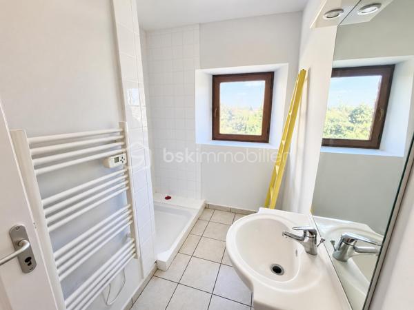 Découvrez cette maison bien entretenue de 143 m² habitables, édifiée sur une parcelle de 209 m² et divisée en deux appartements indépendants de type 3, de 74 m² et 69 m².

Au rez-de-chaussée – Appartement T3 de 74 m²
Il se compose d'un salon/séjour, d'une cuisine aménagée indépendante, d'un bureau avec placard intégré, de deux chambres, d'une salle d'eau et d'un WC.
Le logement est actuellement loué 600 €/mois. La locataire apprécie les lieux et souhaite s'y projeter à long terme.

À l'étage – Appartement T3 de 69 m²
Il comprend une pièce de vie avec cuisine aménagée ouverte sur le salon/salle à manger, deux chambres dont une avec placard, une salle d'eau et un couloir avec rangements.
La pièce de vie donne accès à une terrasse carrelée d'environ 20 m², grâce à deux portes-fenêtres.
Le logement est actuellement libre, mais était précédemment loué 600 €/mois.

📈 Rendement net après taxe foncière : environ 8,4 %
Calculé sur le prix d'acquisition + frais de notaire, sur la base de deux logements loués 600 €/mois chacun, soit 1 200 € de loyers mensuels, et d'une taxe foncière de 1 200 €/an.

Les + du bien

• Aucune charge de copropriété : entrées indépendantes et chauffages individuels
• Pas de travaux à prévoir
• Tout-à-l'égout
• Cour gravillonnée avec stationnements
• Terrasse d'environ 20 m²
• Double vitrage, sauf une fenêtre
• Isolation des combles récente
• VMC
• DPE : D
• Parc arboré longeant la Vienne à seulement 3 minutes à pied

📩 Vous souhaitez plus d'informations, visiter le bien?  Contactez-moi.