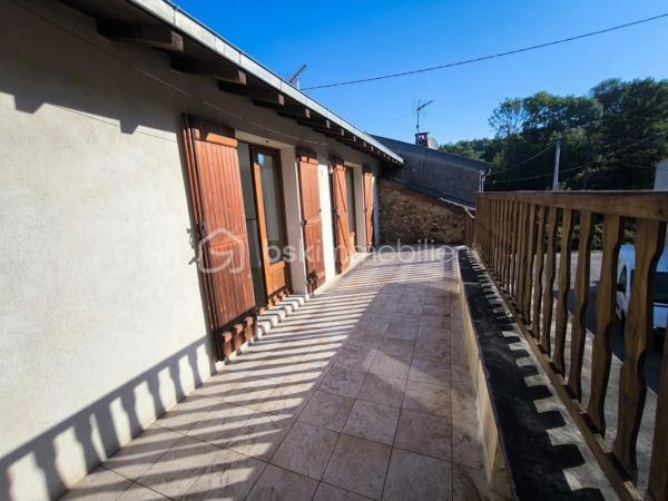 Découvrez cette maison bien entretenue de 143 m² habitables, édifiée sur une parcelle de 209 m² et divisée en deux appartements indépendants de type 3, de 74 m² et 69 m².

Au rez-de-chaussée – Appartement T3 de 74 m²
Il se compose d'un salon/séjour, d'une cuisine aménagée indépendante, d'un bureau avec placard intégré, de deux chambres, d'une salle d'eau et d'un WC.
Le logement est actuellement loué 600 €/mois. La locataire apprécie les lieux et souhaite s'y projeter à long terme.

À l'étage – Appartement T3 de 69 m²
Il comprend une pièce de vie avec cuisine aménagée ouverte sur le salon/salle à manger, deux chambres dont une avec placard, une salle d'eau et un couloir avec rangements.
La pièce de vie donne accès à une terrasse carrelée d'environ 20 m², grâce à deux portes-fenêtres.
Le logement est actuellement libre, mais était précédemment loué 600 €/mois.

📈 Rendement net après taxe foncière : environ 8,4 %
Calculé sur le prix d'acquisition + frais de notaire, sur la base de deux logements loués 600 €/mois chacun, soit 1 200 € de loyers mensuels, et d'une taxe foncière de 1 200 €/an.

Les + du bien

• Aucune charge de copropriété : entrées indépendantes et chauffages individuels
• Pas de travaux à prévoir
• Tout-à-l'égout
• Cour gravillonnée avec stationnements
• Terrasse d'environ 20 m²
• Double vitrage, sauf une fenêtre
• Isolation des combles récente
• VMC
• DPE : D
• Parc arboré longeant la Vienne à seulement 3 minutes à pied

📩 Vous souhaitez plus d'informations, visiter le bien?  Contactez-moi.