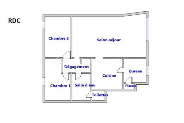 Découvrez cette maison bien entretenue de 143 m² habitables, édifiée sur une parcelle de 209 m² et divisée en deux appartements indépendants de type 3, de 74 m² et 69 m².

Au rez-de-chaussée – Appartement T3 de 74 m²
Il se compose d'un salon/séjour, d'une cuisine aménagée indépendante, d'un bureau avec placard intégré, de deux chambres, d'une salle d'eau et d'un WC.
Le logement est actuellement loué 600 €/mois. La locataire apprécie les lieux et souhaite s'y projeter à long terme.

À l'étage – Appartement T3 de 69 m²
Il comprend une pièce de vie avec cuisine aménagée ouverte sur le salon/salle à manger, deux chambres dont une avec placard, une salle d'eau et un couloir avec rangements.
La pièce de vie donne accès à une terrasse carrelée d'environ 20 m², grâce à deux portes-fenêtres.
Le logement est actuellement libre, mais était précédemment loué 600 €/mois.

📈 Rendement net après taxe foncière : environ 8,4 %
Calculé sur le prix d'acquisition + frais de notaire, sur la base de deux logements loués 600 €/mois chacun, soit 1 200 € de loyers mensuels, et d'une taxe foncière de 1 200 €/an.

Les + du bien

• Aucune charge de copropriété : entrées indépendantes et chauffages individuels
• Pas de travaux à prévoir
• Tout-à-l'égout
• Cour gravillonnée avec stationnements
• Terrasse d'environ 20 m²
• Double vitrage, sauf une fenêtre
• Isolation des combles récente
• VMC
• DPE : D
• Parc arboré longeant la Vienne à seulement 3 minutes à pied

📩 Vous souhaitez plus d'informations, visiter le bien?  Contactez-moi.