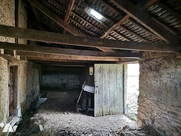 EXCLUSIVITE - ST MEEN LE GRAND, en campagne maison à rénover entièrement, terrain de 735 m²