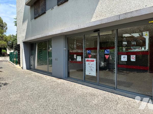 FRÉJUS — LOCAL COMMERCIAL 214 m² — EX-AGENCE BANCAIRE — VENDU LIBRE