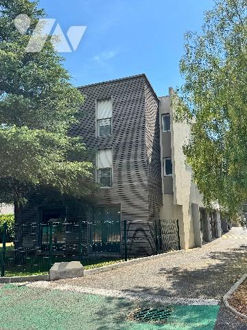 FRÉJUS — LOCAL COMMERCIAL 214 m² — EX-AGENCE BANCAIRE — VENDU LIBRE