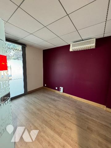 FRÉJUS — LOCAL COMMERCIAL 214 m² — EX-AGENCE BANCAIRE — VENDU LIBRE