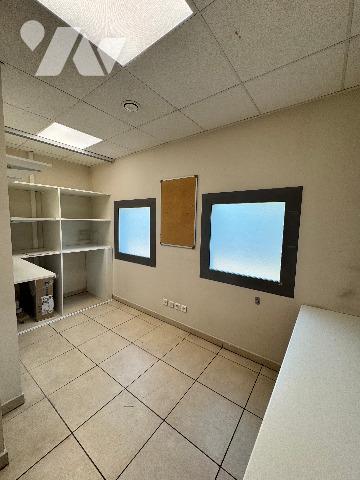 FRÉJUS — LOCAL COMMERCIAL 214 m² — EX-AGENCE BANCAIRE — VENDU LIBRE