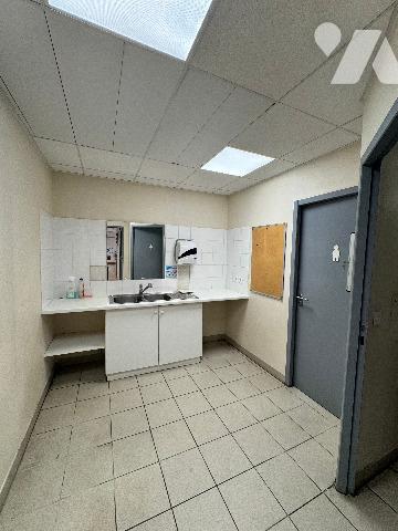 FRÉJUS — LOCAL COMMERCIAL 214 m² — EX-AGENCE BANCAIRE — VENDU LIBRE