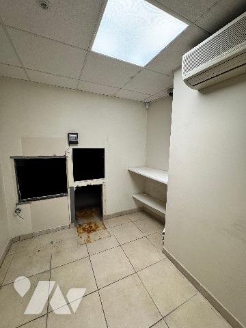 FRÉJUS — LOCAL COMMERCIAL 214 m² — EX-AGENCE BANCAIRE — VENDU LIBRE