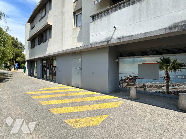 FRÉJUS — LOCAL COMMERCIAL 214 m² — EX-AGENCE BANCAIRE — VENDU LIBRE