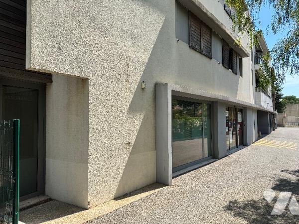 FRÉJUS — LOCAL COMMERCIAL 214 m² — EX-AGENCE BANCAIRE — VENDU LIBRE