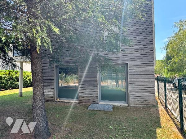 FRÉJUS — LOCAL COMMERCIAL 214 m² — EX-AGENCE BANCAIRE — VENDU LIBRE