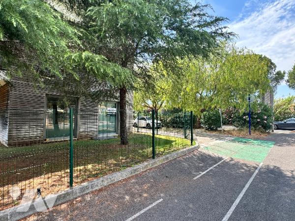FRÉJUS — LOCAL COMMERCIAL 214 m² — EX-AGENCE BANCAIRE — VENDU LIBRE