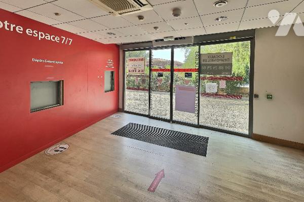 FRÉJUS — LOCAL COMMERCIAL 214 m² — EX-AGENCE BANCAIRE — VENDU LIBRE