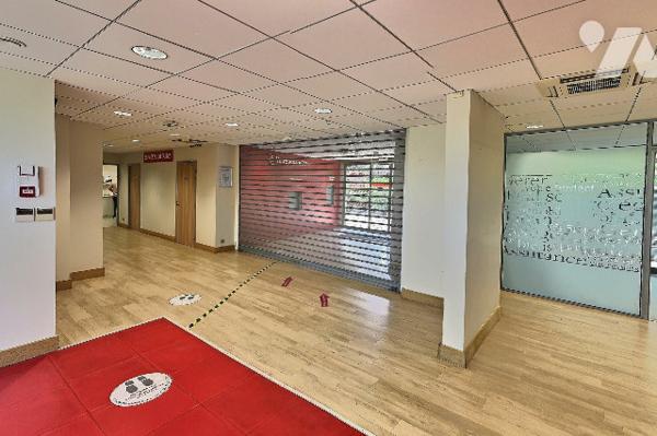 FRÉJUS — LOCAL COMMERCIAL 214 m² — EX-AGENCE BANCAIRE — VENDU LIBRE