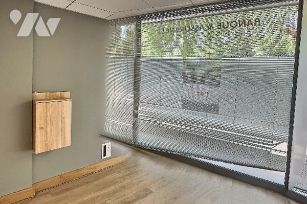 FRÉJUS — LOCAL COMMERCIAL 214 m² — EX-AGENCE BANCAIRE — VENDU LIBRE