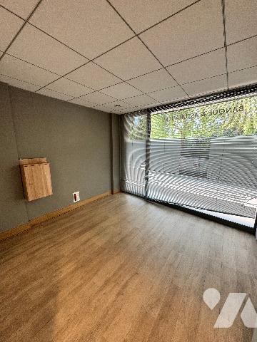 FRÉJUS — LOCAL COMMERCIAL 214 m² — EX-AGENCE BANCAIRE — VENDU LIBRE