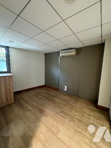 FRÉJUS — LOCAL COMMERCIAL 214 m² — EX-AGENCE BANCAIRE — VENDU LIBRE