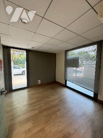 FRÉJUS — LOCAL COMMERCIAL 214 m² — EX-AGENCE BANCAIRE — VENDU LIBRE