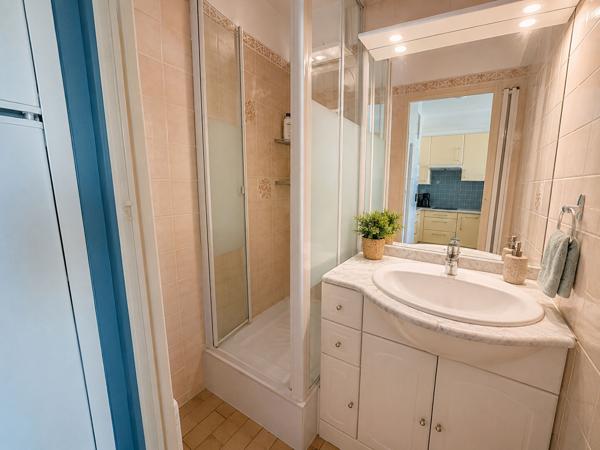 Charmant T2 meublé avec loggia et vue mer