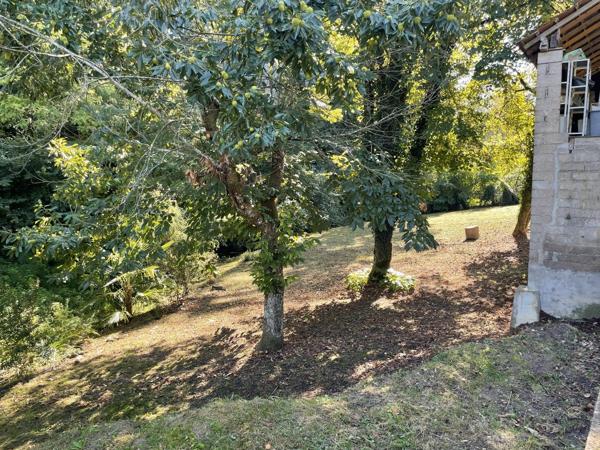 Grange avec espace fermé et zone de stockage