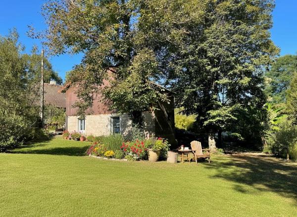 Grange avec espace fermé et zone de stockage