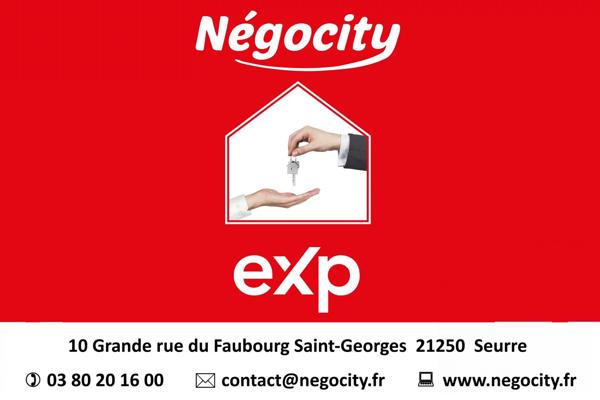 Grange avec espace fermé et zone de stockage