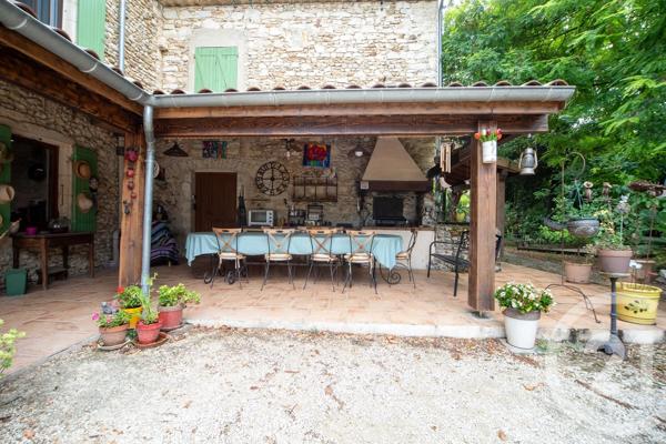 Maison à vendre  13 pièces - 410 m 2   SAUZET  - 26