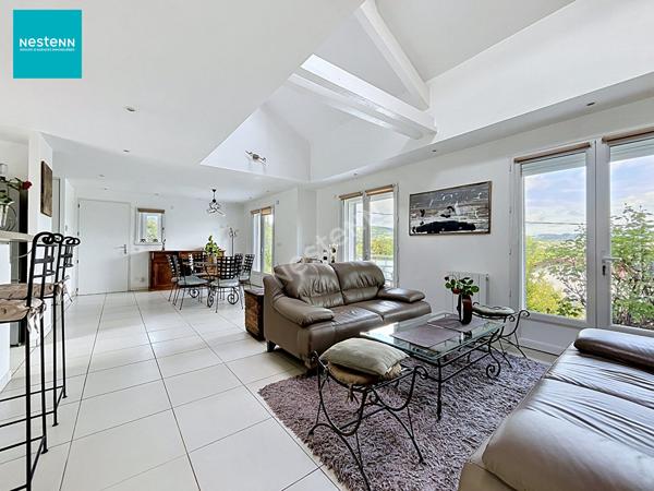 EPAGNY _ Maison individuelle rénovée, 5 pièces de 134 m², avec belle vue, piscine, jardin et terrasse, à vendre