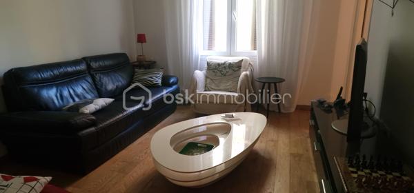 En exclusivité je vous propose ce bel appartement en centre ville à Bastia.
En très bon état. Il est au rez-de-chaussée de l'immeuble mais se situe en hauteur par rapport à la rue campinchi. La cuisine reste complètement équipée et un grand placard aménagé se trouve dans chacune des 2 chambres. Le salon est lumineux et agréable. Cet appartement est climatisé. Chaque fenêtre en double vitrage a une moustiquaire. Il n'y a pas d'extérieur mais tout est accessible à pied, les cafés, le cinéma, le théâtre, tous les commerces, la place St Nicolas. Bienvenue chez vous.