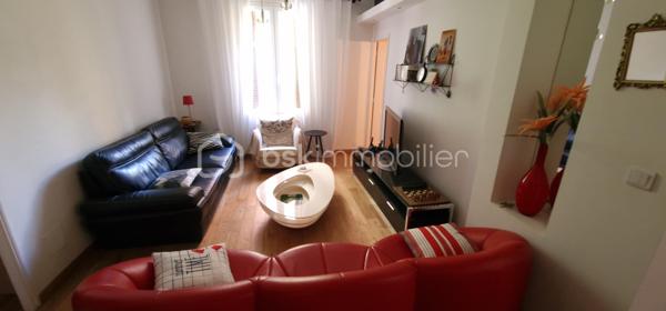 En exclusivité je vous propose ce bel appartement en centre ville à Bastia.
En très bon état. Il est au rez-de-chaussée de l'immeuble mais se situe en hauteur par rapport à la rue campinchi. La cuisine reste complètement équipée et un grand placard aménagé se trouve dans chacune des 2 chambres. Le salon est lumineux et agréable. Cet appartement est climatisé. Chaque fenêtre en double vitrage a une moustiquaire. Il n'y a pas d'extérieur mais tout est accessible à pied, les cafés, le cinéma, le théâtre, tous les commerces, la place St Nicolas. Bienvenue chez vous.