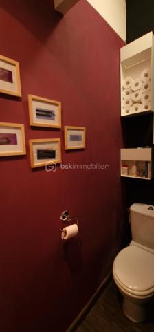 En exclusivité je vous propose ce bel appartement en centre ville à Bastia.
En très bon état. Il est au rez-de-chaussée de l'immeuble mais se situe en hauteur par rapport à la rue campinchi. La cuisine reste complètement équipée et un grand placard aménagé se trouve dans chacune des 2 chambres. Le salon est lumineux et agréable. Cet appartement est climatisé. Chaque fenêtre en double vitrage a une moustiquaire. Il n'y a pas d'extérieur mais tout est accessible à pied, les cafés, le cinéma, le théâtre, tous les commerces, la place St Nicolas. Bienvenue chez vous.