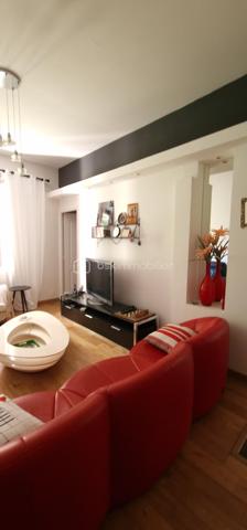 En exclusivité je vous propose ce bel appartement en centre ville à Bastia.
En très bon état. Il est au rez-de-chaussée de l'immeuble mais se situe en hauteur par rapport à la rue campinchi. La cuisine reste complètement équipée et un grand placard aménagé se trouve dans chacune des 2 chambres. Le salon est lumineux et agréable. Cet appartement est climatisé. Chaque fenêtre en double vitrage a une moustiquaire. Il n'y a pas d'extérieur mais tout est accessible à pied, les cafés, le cinéma, le théâtre, tous les commerces, la place St Nicolas. Bienvenue chez vous.