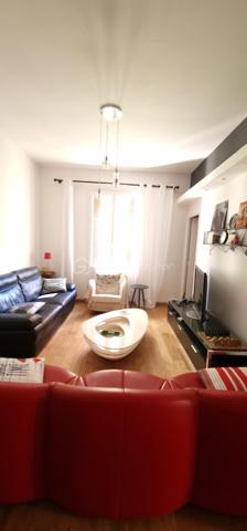 En exclusivité je vous propose ce bel appartement en centre ville à Bastia.
En très bon état. Il est au rez-de-chaussée de l'immeuble mais se situe en hauteur par rapport à la rue campinchi. La cuisine reste complètement équipée et un grand placard aménagé se trouve dans chacune des 2 chambres. Le salon est lumineux et agréable. Cet appartement est climatisé. Chaque fenêtre en double vitrage a une moustiquaire. Il n'y a pas d'extérieur mais tout est accessible à pied, les cafés, le cinéma, le théâtre, tous les commerces, la place St Nicolas. Bienvenue chez vous.