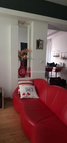 En exclusivité je vous propose ce bel appartement en centre ville à Bastia.
En très bon état. Il est au rez-de-chaussée de l'immeuble mais se situe en hauteur par rapport à la rue campinchi. La cuisine reste complètement équipée et un grand placard aménagé se trouve dans chacune des 2 chambres. Le salon est lumineux et agréable. Cet appartement est climatisé. Chaque fenêtre en double vitrage a une moustiquaire. Il n'y a pas d'extérieur mais tout est accessible à pied, les cafés, le cinéma, le théâtre, tous les commerces, la place St Nicolas. Bienvenue chez vous.
