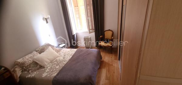 En exclusivité je vous propose ce bel appartement en centre ville à Bastia.
En très bon état. Il est au rez-de-chaussée de l'immeuble mais se situe en hauteur par rapport à la rue campinchi. La cuisine reste complètement équipée et un grand placard aménagé se trouve dans chacune des 2 chambres. Le salon est lumineux et agréable. Cet appartement est climatisé. Chaque fenêtre en double vitrage a une moustiquaire. Il n'y a pas d'extérieur mais tout est accessible à pied, les cafés, le cinéma, le théâtre, tous les commerces, la place St Nicolas. Bienvenue chez vous.