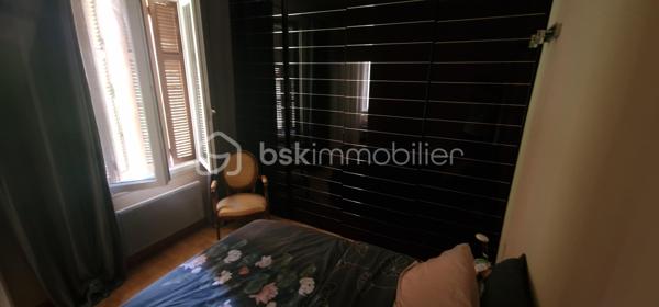 En exclusivité je vous propose ce bel appartement en centre ville à Bastia.
En très bon état. Il est au rez-de-chaussée de l'immeuble mais se situe en hauteur par rapport à la rue campinchi. La cuisine reste complètement équipée et un grand placard aménagé se trouve dans chacune des 2 chambres. Le salon est lumineux et agréable. Cet appartement est climatisé. Chaque fenêtre en double vitrage a une moustiquaire. Il n'y a pas d'extérieur mais tout est accessible à pied, les cafés, le cinéma, le théâtre, tous les commerces, la place St Nicolas. Bienvenue chez vous.
