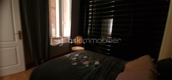 En exclusivité je vous propose ce bel appartement en centre ville à Bastia.
En très bon état. Il est au rez-de-chaussée de l'immeuble mais se situe en hauteur par rapport à la rue campinchi. La cuisine reste complètement équipée et un grand placard aménagé se trouve dans chacune des 2 chambres. Le salon est lumineux et agréable. Cet appartement est climatisé. Chaque fenêtre en double vitrage a une moustiquaire. Il n'y a pas d'extérieur mais tout est accessible à pied, les cafés, le cinéma, le théâtre, tous les commerces, la place St Nicolas. Bienvenue chez vous.