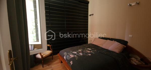 En exclusivité je vous propose ce bel appartement en centre ville à Bastia.
En très bon état. Il est au rez-de-chaussée de l'immeuble mais se situe en hauteur par rapport à la rue campinchi. La cuisine reste complètement équipée et un grand placard aménagé se trouve dans chacune des 2 chambres. Le salon est lumineux et agréable. Cet appartement est climatisé. Chaque fenêtre en double vitrage a une moustiquaire. Il n'y a pas d'extérieur mais tout est accessible à pied, les cafés, le cinéma, le théâtre, tous les commerces, la place St Nicolas. Bienvenue chez vous.