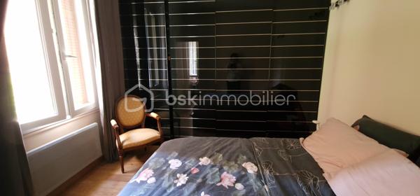 En exclusivité je vous propose ce bel appartement en centre ville à Bastia.
En très bon état. Il est au rez-de-chaussée de l'immeuble mais se situe en hauteur par rapport à la rue campinchi. La cuisine reste complètement équipée et un grand placard aménagé se trouve dans chacune des 2 chambres. Le salon est lumineux et agréable. Cet appartement est climatisé. Chaque fenêtre en double vitrage a une moustiquaire. Il n'y a pas d'extérieur mais tout est accessible à pied, les cafés, le cinéma, le théâtre, tous les commerces, la place St Nicolas. Bienvenue chez vous.