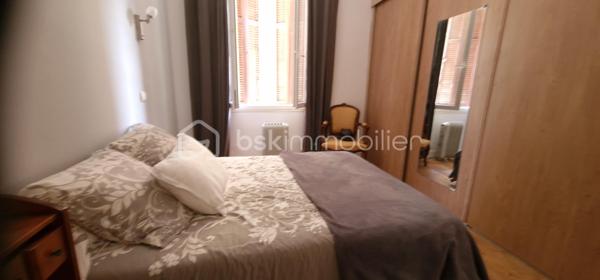 En exclusivité je vous propose ce bel appartement en centre ville à Bastia.
En très bon état. Il est au rez-de-chaussée de l'immeuble mais se situe en hauteur par rapport à la rue campinchi. La cuisine reste complètement équipée et un grand placard aménagé se trouve dans chacune des 2 chambres. Le salon est lumineux et agréable. Cet appartement est climatisé. Chaque fenêtre en double vitrage a une moustiquaire. Il n'y a pas d'extérieur mais tout est accessible à pied, les cafés, le cinéma, le théâtre, tous les commerces, la place St Nicolas. Bienvenue chez vous.