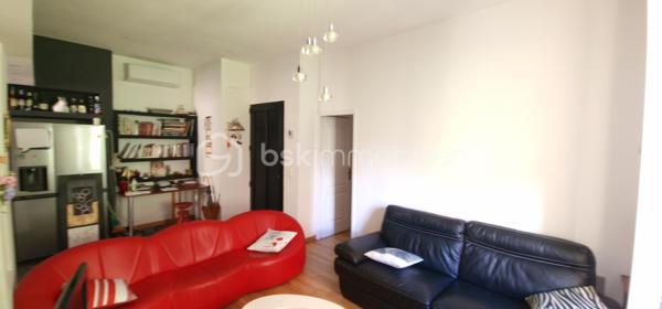En exclusivité je vous propose ce bel appartement en centre ville à Bastia.
En très bon état. Il est au rez-de-chaussée de l'immeuble mais se situe en hauteur par rapport à la rue campinchi. La cuisine reste complètement équipée et un grand placard aménagé se trouve dans chacune des 2 chambres. Le salon est lumineux et agréable. Cet appartement est climatisé. Chaque fenêtre en double vitrage a une moustiquaire. Il n'y a pas d'extérieur mais tout est accessible à pied, les cafés, le cinéma, le théâtre, tous les commerces, la place St Nicolas. Bienvenue chez vous.