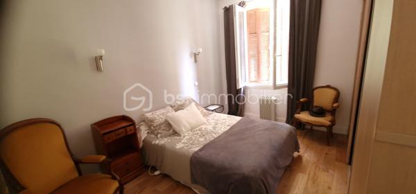 En exclusivité je vous propose ce bel appartement en centre ville à Bastia.
En très bon état. Il est au rez-de-chaussée de l'immeuble mais se situe en hauteur par rapport à la rue campinchi. La cuisine reste complètement équipée et un grand placard aménagé se trouve dans chacune des 2 chambres. Le salon est lumineux et agréable. Cet appartement est climatisé. Chaque fenêtre en double vitrage a une moustiquaire. Il n'y a pas d'extérieur mais tout est accessible à pied, les cafés, le cinéma, le théâtre, tous les commerces, la place St Nicolas. Bienvenue chez vous.