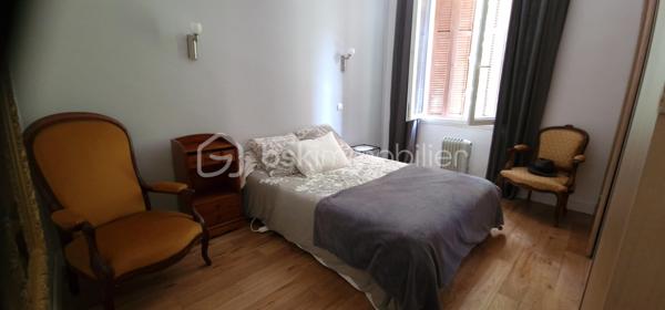 En exclusivité je vous propose ce bel appartement en centre ville à Bastia.
En très bon état. Il est au rez-de-chaussée de l'immeuble mais se situe en hauteur par rapport à la rue campinchi. La cuisine reste complètement équipée et un grand placard aménagé se trouve dans chacune des 2 chambres. Le salon est lumineux et agréable. Cet appartement est climatisé. Chaque fenêtre en double vitrage a une moustiquaire. Il n'y a pas d'extérieur mais tout est accessible à pied, les cafés, le cinéma, le théâtre, tous les commerces, la place St Nicolas. Bienvenue chez vous.